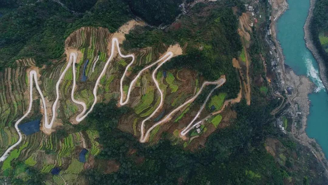 美麗公路丨“車在江邊走，人在畫中游”的怒江大峽谷公路