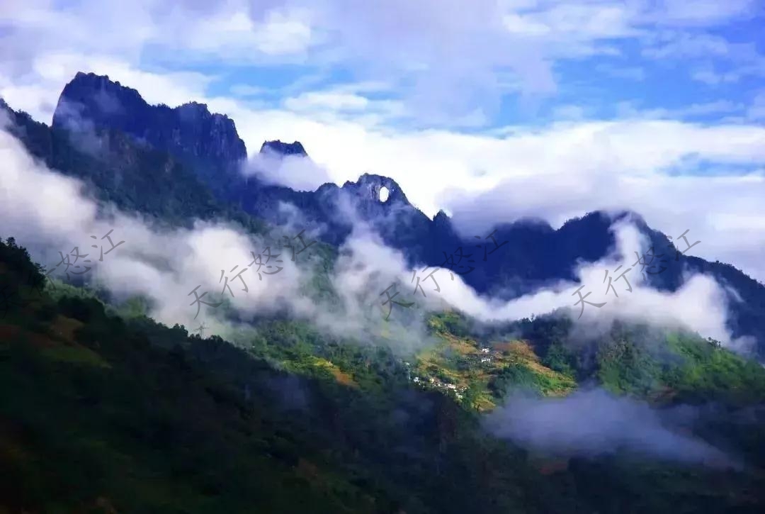 “怒江美麗公路”領(lǐng)略絕美風(fēng)景 “車(chē)在路上走，人在畫(huà)里行”